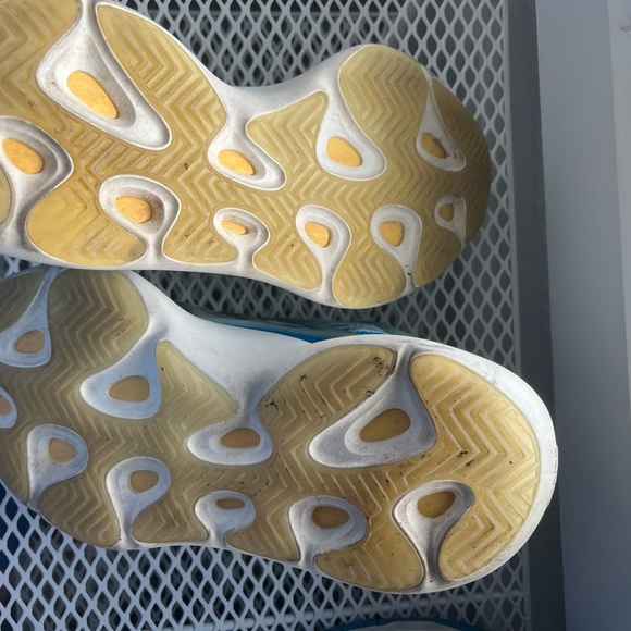 YEEZY 700 V3 - Picture 3 of 5